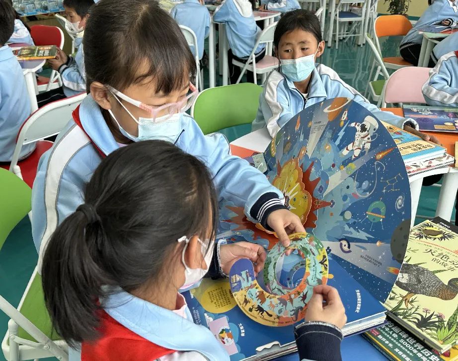 “阳光正能量”公益行 ｜ 戈壁的孩子打开“知识之窗”